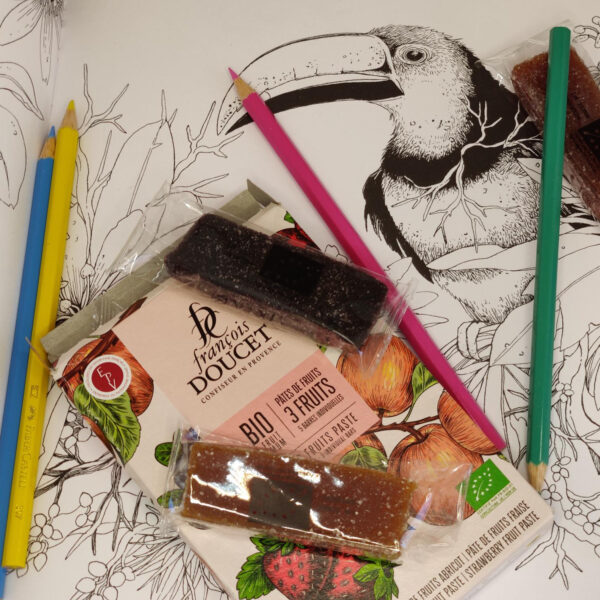 Cahier de coloriage ouvert : dessin perroquet jungle à colorier, crayons haute qualité.