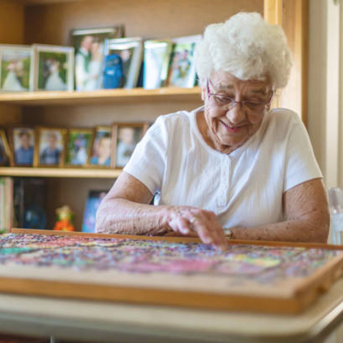 Mamie passionnée : assemblage de puzzle, cadeaux stimulants pour seniors.