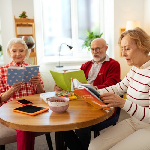 Salle à manger personnes âgées lisant : Cadeaux lecture confort.