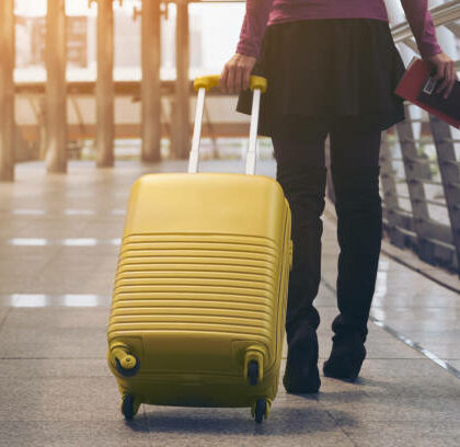 cadeaux seniors en France Expatriés en voyage avec valise